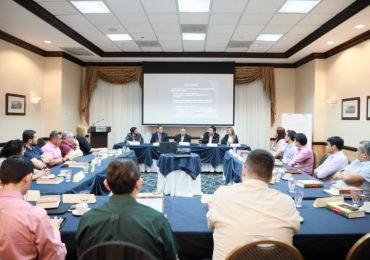 UNICAES IMPARTE EL PRIMER POSGRADO EN MICROECONOMÍA DE LA COMPETITIVIDAD, EN EL SALVADOR