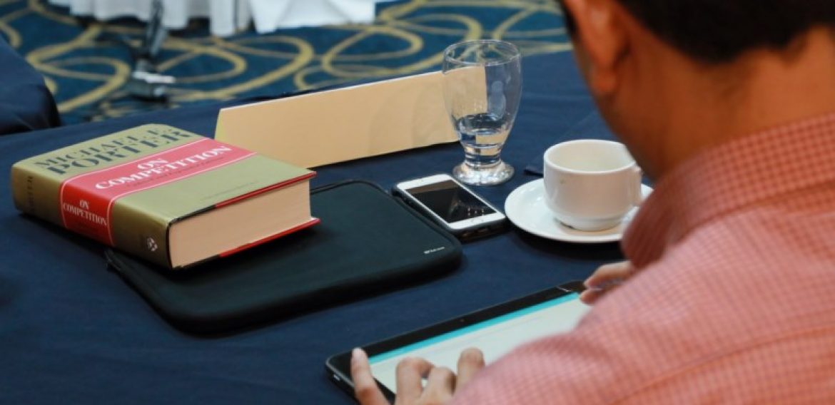 UNICAES IMPARTE EL PRIMER POSGRADO EN MICROECONOMÍA DE LA COMPETITIVIDAD, EN EL SALVADOR