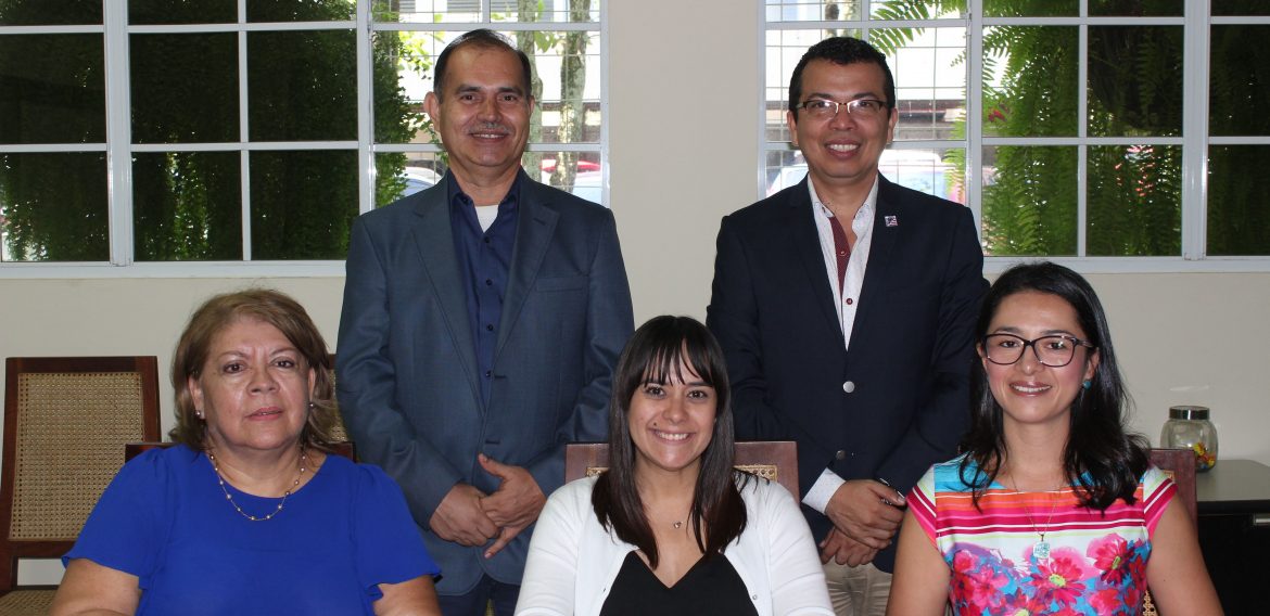 UNICAES ENTREGA FONDO ECONÓMICO PARA APOYAR A ESTUDIANTES DE INTERCAMBIO EN ESTADOS UNIDOS