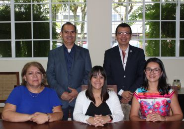 UNICAES ENTREGA FONDO ECONÓMICO PARA APOYAR A ESTUDIANTES DE INTERCAMBIO EN ESTADOS UNIDOS