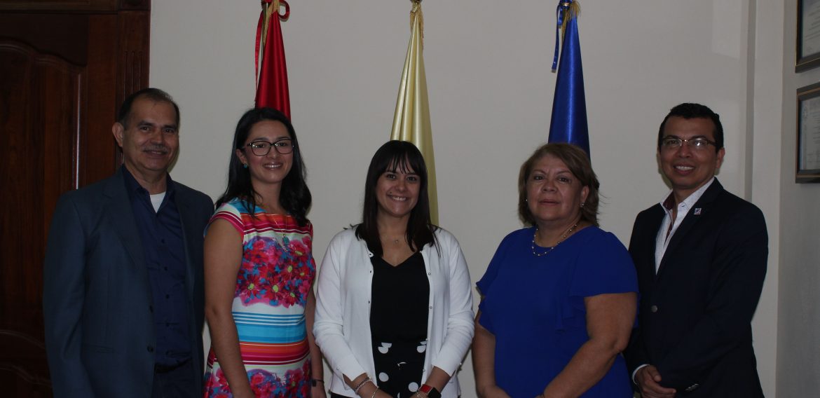 UNICAES ENTREGA FONDO ECONÓMICO PARA APOYAR A ESTUDIANTES DE INTERCAMBIO EN ESTADOS UNIDOS