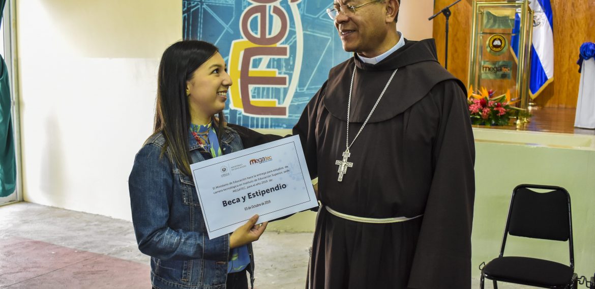 ESTUDIANTES DE UNICAES ILOBASCO RECIBEN BECAS DE ESTUDIO PARA CARRERAS TÉCNICAS