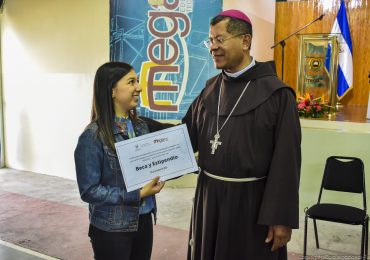 ESTUDIANTES DE UNICAES ILOBASCO RECIBEN BECAS DE ESTUDIO PARA CARRERAS TÉCNICAS