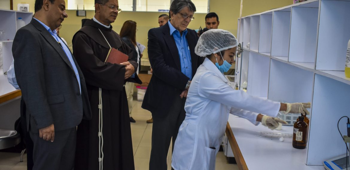 ESTUDIANTES DE UNICAES ILOBASCO RECIBEN BECAS DE ESTUDIO PARA CARRERAS TÉCNICAS