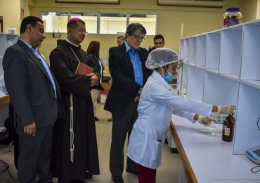 ESTUDIANTES DE UNICAES ILOBASCO RECIBEN BECAS DE ESTUDIO PARA CARRERAS TÉCNICAS