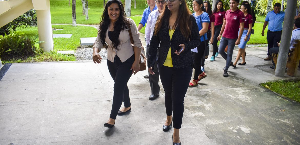 ESTUDIANTES DE UNICAES ILOBASCO RECIBEN BECAS DE ESTUDIO PARA CARRERAS TÉCNICAS