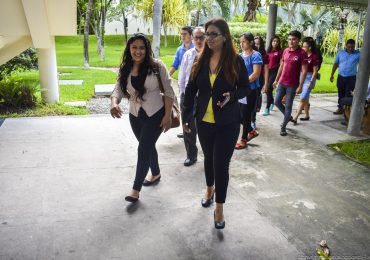 ESTUDIANTES DE UNICAES ILOBASCO RECIBEN BECAS DE ESTUDIO PARA CARRERAS TÉCNICAS