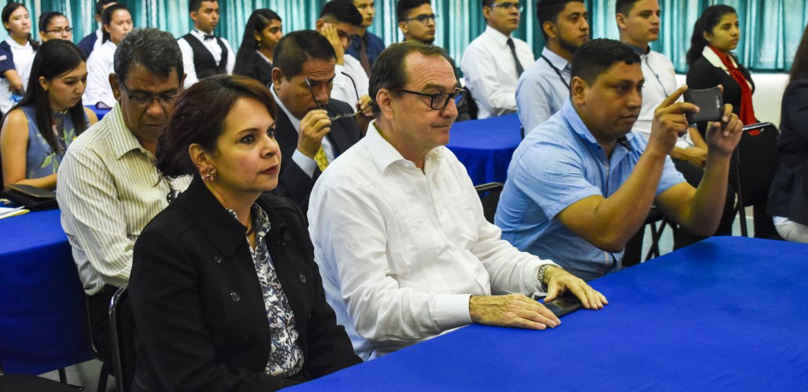 ESTUDIANTES DE UNICAES ILOBASCO RECIBEN BECAS DE ESTUDIO PARA CARRERAS TÉCNICAS