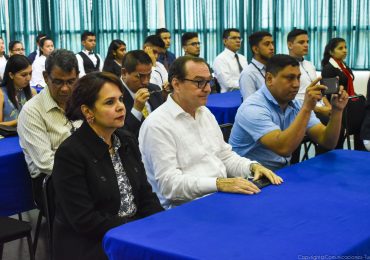 ESTUDIANTES DE UNICAES ILOBASCO RECIBEN BECAS DE ESTUDIO PARA CARRERAS TÉCNICAS