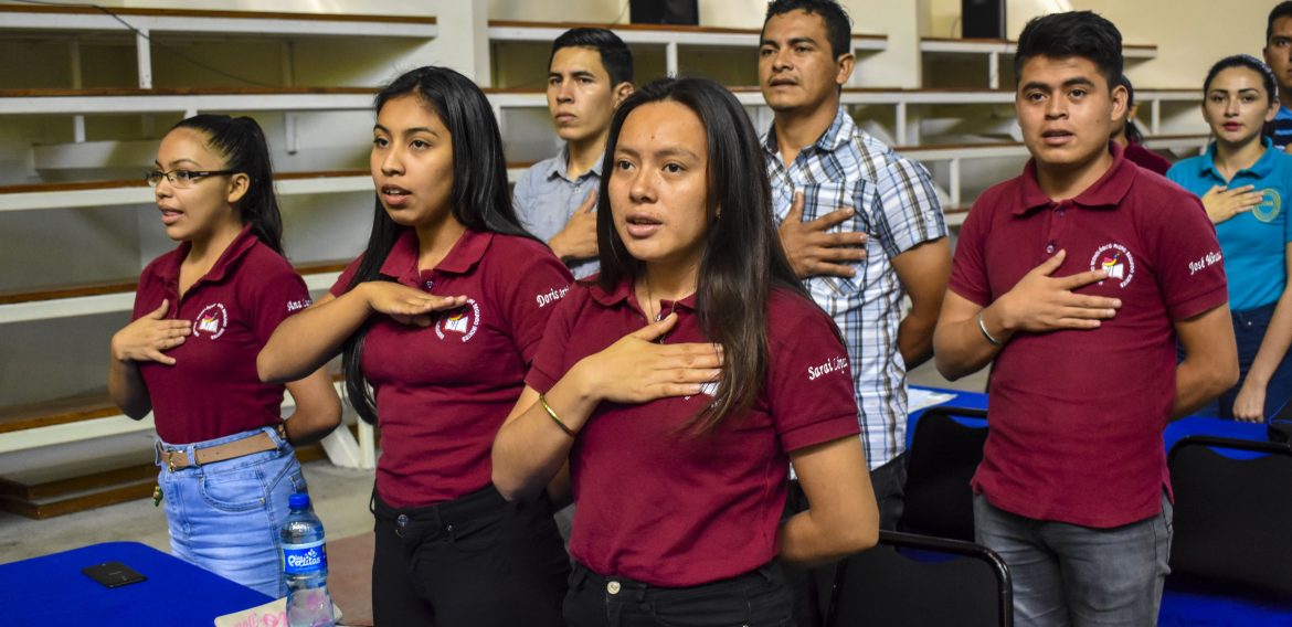 ESTUDIANTES DE UNICAES ILOBASCO RECIBEN BECAS DE ESTUDIO PARA CARRERAS TÉCNICAS