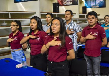 ESTUDIANTES DE UNICAES ILOBASCO RECIBEN BECAS DE ESTUDIO PARA CARRERAS TÉCNICAS