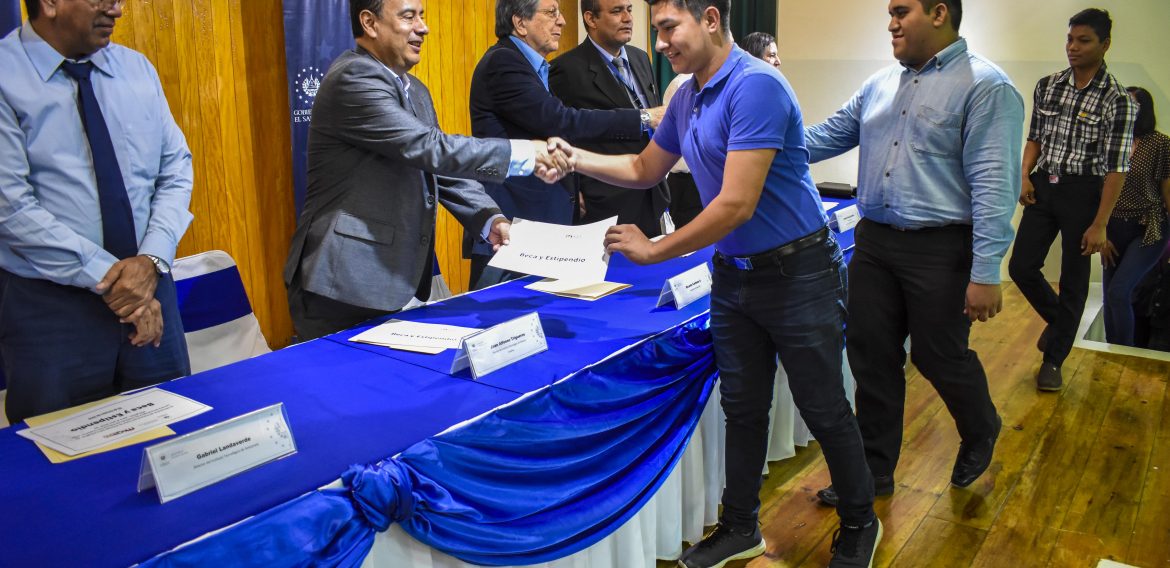 ESTUDIANTES DE UNICAES ILOBASCO RECIBEN BECAS DE ESTUDIO PARA CARRERAS TÉCNICAS