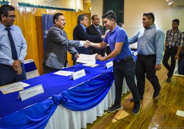 ESTUDIANTES DE UNICAES ILOBASCO RECIBEN BECAS DE ESTUDIO PARA CARRERAS TÉCNICAS
