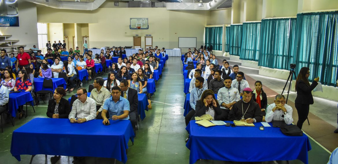 ESTUDIANTES DE UNICAES ILOBASCO RECIBEN BECAS DE ESTUDIO PARA CARRERAS TÉCNICAS