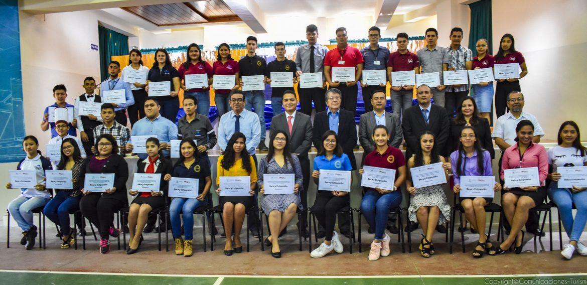 ESTUDIANTES DE UNICAES ILOBASCO RECIBEN BECAS DE ESTUDIO PARA CARRERAS TÉCNICAS