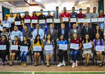 ESTUDIANTES DE UNICAES ILOBASCO RECIBEN BECAS DE ESTUDIO PARA CARRERAS TÉCNICAS
