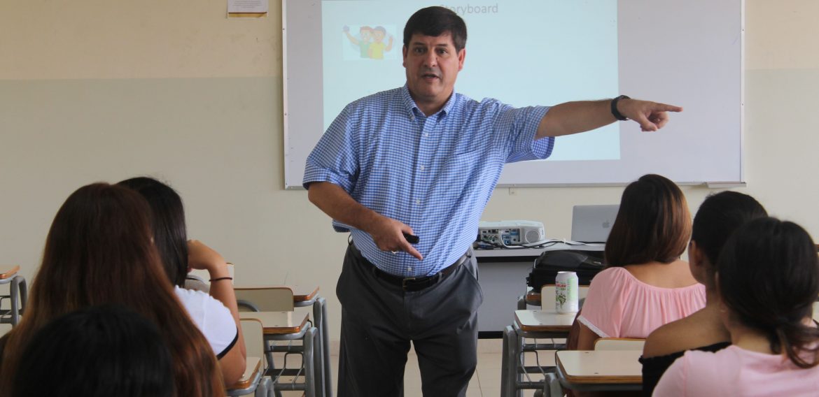 PROFESOR DE SAINT CLOUD MINNESOTA UNIVERSITY IMPARTE TALLER A ESTUDIANTES DE INGLÉS