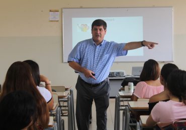 PROFESOR DE SAINT CLOUD MINNESOTA UNIVERSITY IMPARTE TALLER A ESTUDIANTES DE INGLÉS