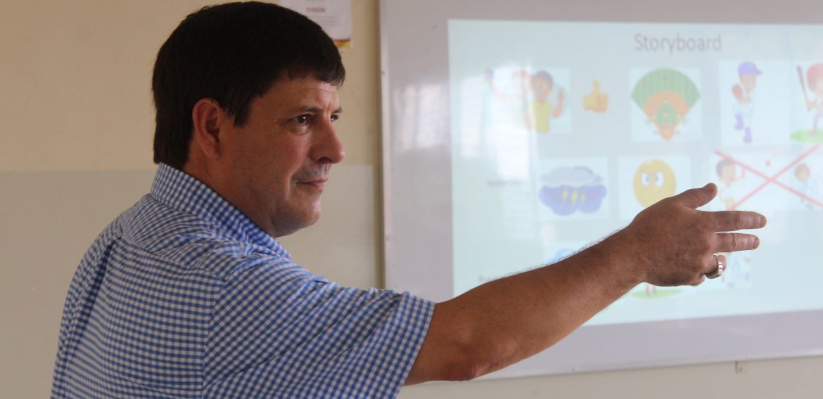 PROFESOR DE SAINT CLOUD MINNESOTA UNIVERSITY IMPARTE TALLER A ESTUDIANTES DE INGLÉS