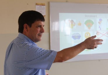 PROFESOR DE SAINT CLOUD MINNESOTA UNIVERSITY IMPARTE TALLER A ESTUDIANTES DE INGLÉS