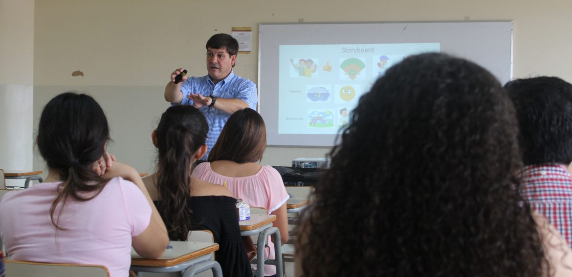 PROFESOR DE SAINT CLOUD MINNESOTA UNIVERSITY IMPARTE TALLER A ESTUDIANTES DE INGLÉS