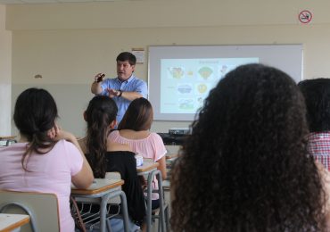 PROFESOR DE SAINT CLOUD MINNESOTA UNIVERSITY IMPARTE TALLER A ESTUDIANTES DE INGLÉS