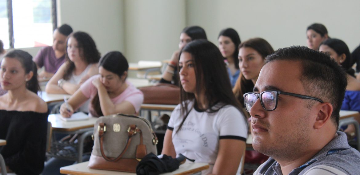 PROFESOR DE SAINT CLOUD MINNESOTA UNIVERSITY IMPARTE TALLER A ESTUDIANTES DE INGLÉS