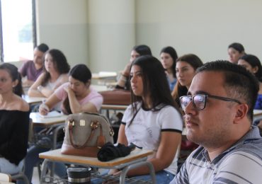 PROFESOR DE SAINT CLOUD MINNESOTA UNIVERSITY IMPARTE TALLER A ESTUDIANTES DE INGLÉS
