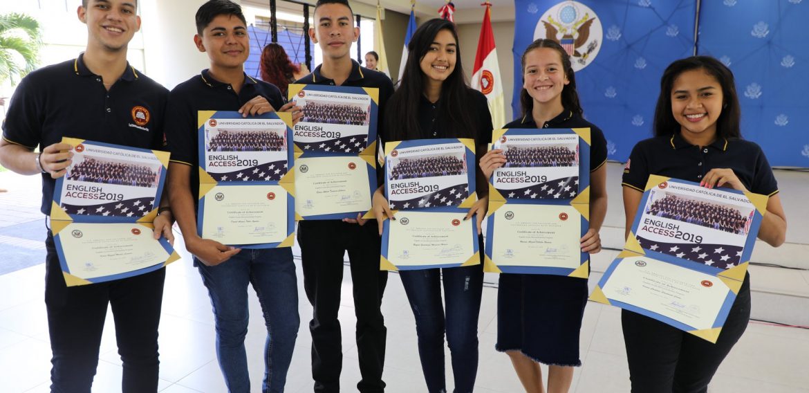 UNICAES Y EMBAJADA DE LOS ESTADOS UNIDOS GRADÚAN A JÓVENES Y MUJERES EMPRENDEDORAS