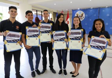UNICAES Y EMBAJADA DE LOS ESTADOS UNIDOS GRADÚAN A JÓVENES Y MUJERES EMPRENDEDORAS