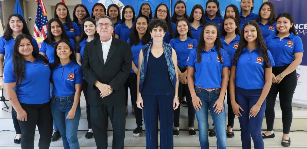 UNICAES Y EMBAJADA DE LOS ESTADOS UNIDOS GRADÚAN A JÓVENES Y MUJERES EMPRENDEDORAS