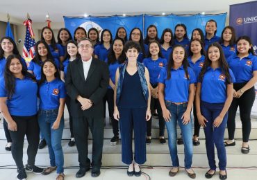 UNICAES Y EMBAJADA DE LOS ESTADOS UNIDOS GRADÚAN A JÓVENES Y MUJERES EMPRENDEDORAS