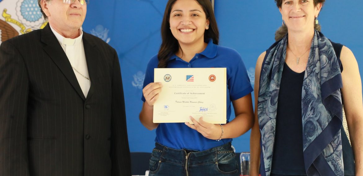 UNICAES Y EMBAJADA DE LOS ESTADOS UNIDOS GRADÚAN A JÓVENES Y MUJERES EMPRENDEDORAS