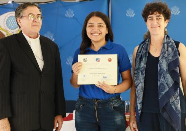 UNICAES Y EMBAJADA DE LOS ESTADOS UNIDOS GRADÚAN A JÓVENES Y MUJERES EMPRENDEDORAS