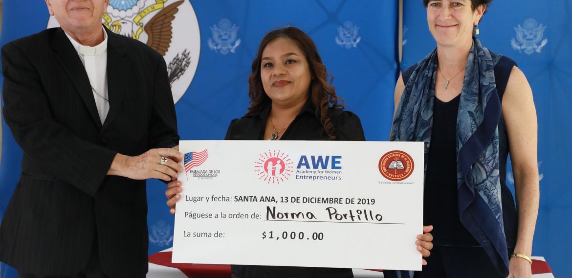 UNICAES Y EMBAJADA DE LOS ESTADOS UNIDOS GRADÚAN A JÓVENES Y MUJERES EMPRENDEDORAS
