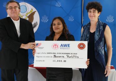 UNICAES Y EMBAJADA DE LOS ESTADOS UNIDOS GRADÚAN A JÓVENES Y MUJERES EMPRENDEDORAS