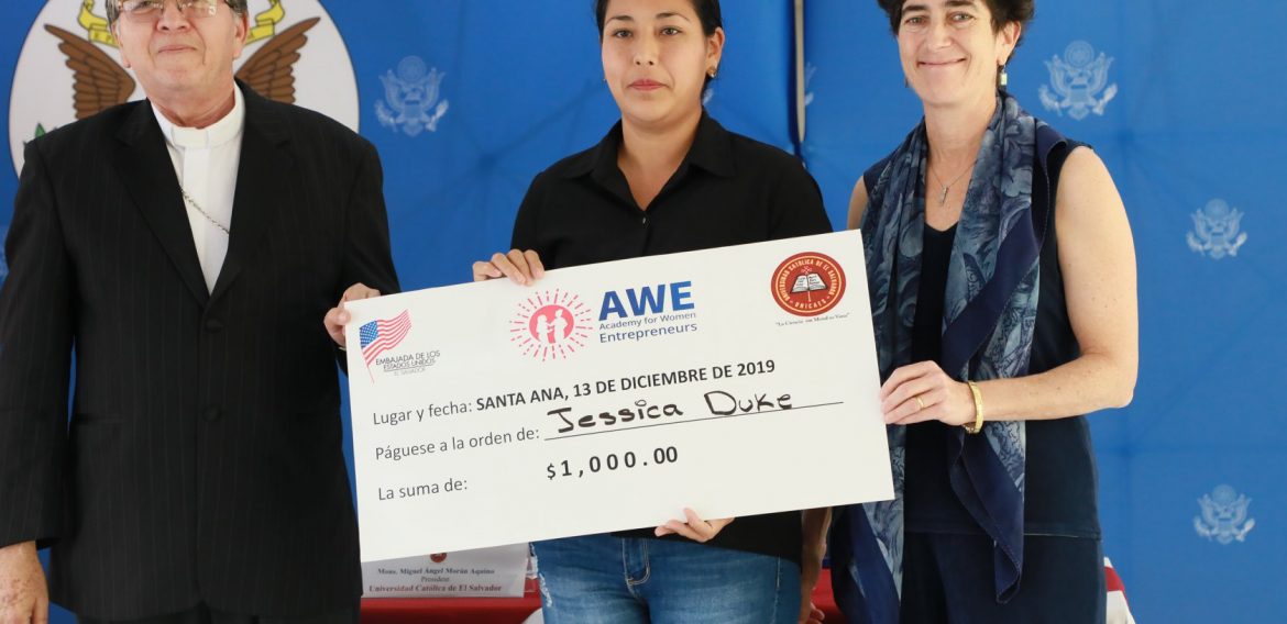 UNICAES Y EMBAJADA DE LOS ESTADOS UNIDOS GRADÚAN A JÓVENES Y MUJERES EMPRENDEDORAS