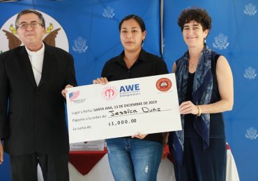 UNICAES Y EMBAJADA DE LOS ESTADOS UNIDOS GRADÚAN A JÓVENES Y MUJERES EMPRENDEDORAS