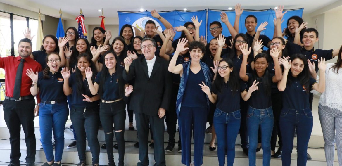 UNICAES Y EMBAJADA DE LOS ESTADOS UNIDOS GRADÚAN A JÓVENES Y MUJERES EMPRENDEDORAS