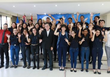 UNICAES Y EMBAJADA DE LOS ESTADOS UNIDOS GRADÚAN A JÓVENES Y MUJERES EMPRENDEDORAS