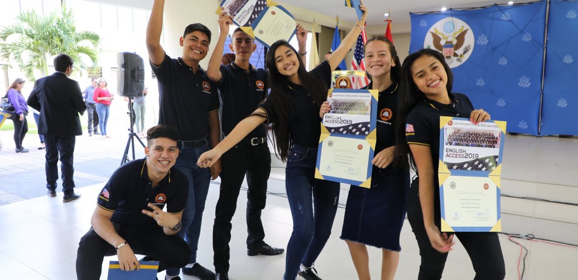 UNICAES Y EMBAJADA DE LOS ESTADOS UNIDOS GRADÚAN A JÓVENES Y MUJERES EMPRENDEDORAS