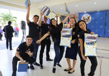 UNICAES Y EMBAJADA DE LOS ESTADOS UNIDOS GRADÚAN A JÓVENES Y MUJERES EMPRENDEDORAS