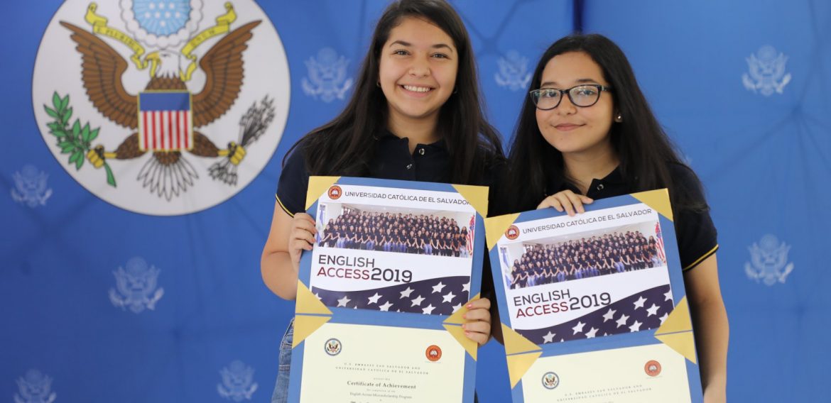 UNICAES Y EMBAJADA DE LOS ESTADOS UNIDOS GRADÚAN A JÓVENES Y MUJERES EMPRENDEDORAS