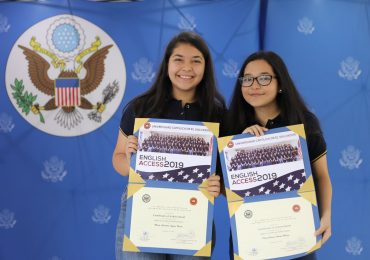 UNICAES Y EMBAJADA DE LOS ESTADOS UNIDOS GRADÚAN A JÓVENES Y MUJERES EMPRENDEDORAS