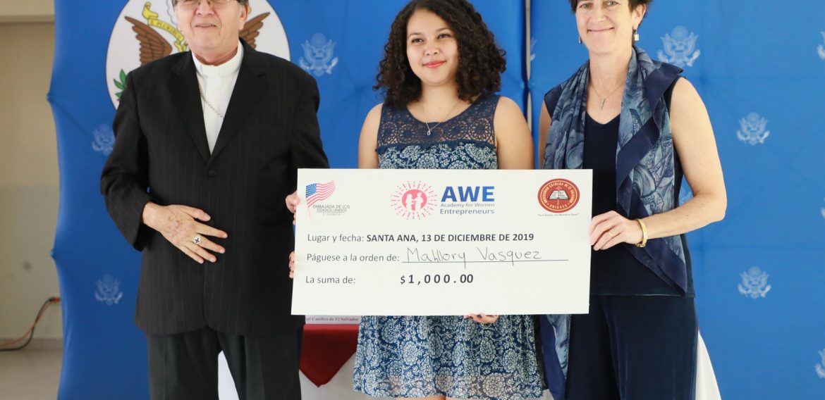 UNICAES Y EMBAJADA DE LOS ESTADOS UNIDOS GRADÚAN A JÓVENES Y MUJERES EMPRENDEDORAS