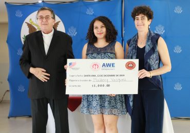 UNICAES Y EMBAJADA DE LOS ESTADOS UNIDOS GRADÚAN A JÓVENES Y MUJERES EMPRENDEDORAS