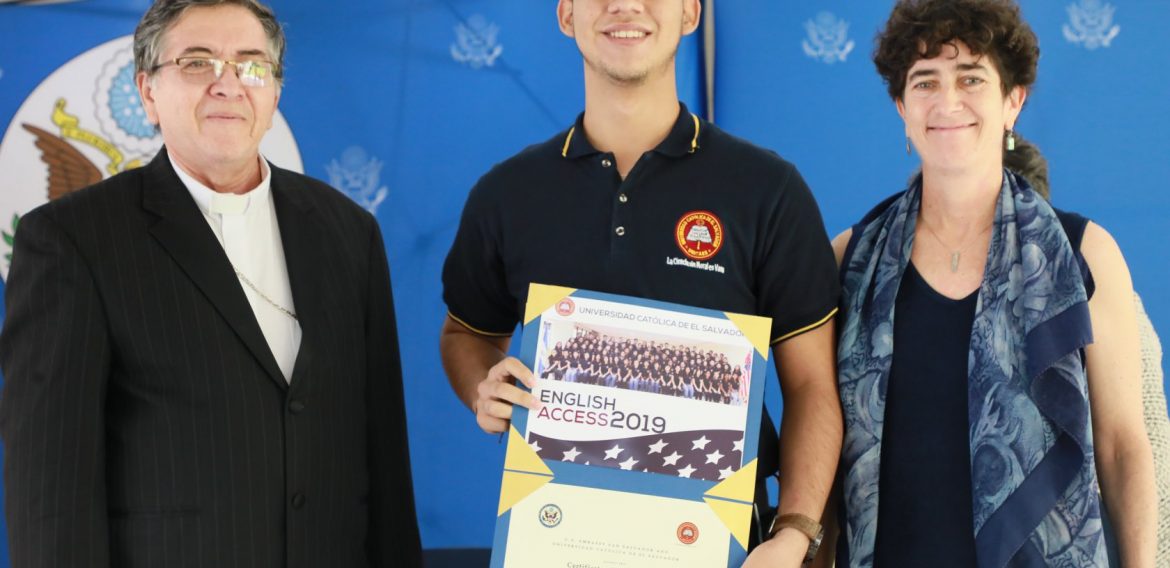 UNICAES Y EMBAJADA DE LOS ESTADOS UNIDOS GRADÚAN A JÓVENES Y MUJERES EMPRENDEDORAS