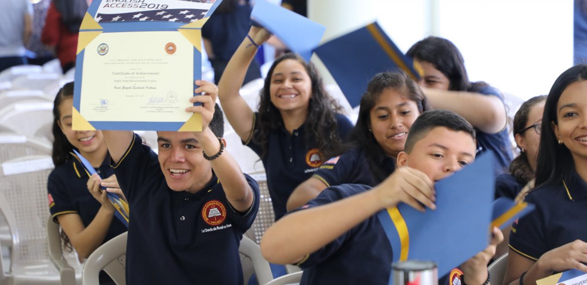 UNICAES Y EMBAJADA DE LOS ESTADOS UNIDOS GRADÚAN A JÓVENES Y MUJERES EMPRENDEDORAS