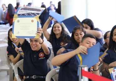 UNICAES Y EMBAJADA DE LOS ESTADOS UNIDOS GRADÚAN A JÓVENES Y MUJERES EMPRENDEDORAS