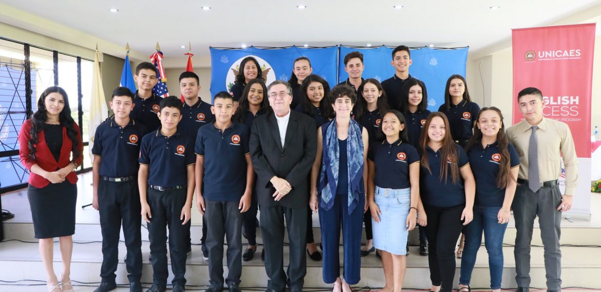 UNICAES Y EMBAJADA DE LOS ESTADOS UNIDOS GRADÚAN A JÓVENES Y MUJERES EMPRENDEDORAS